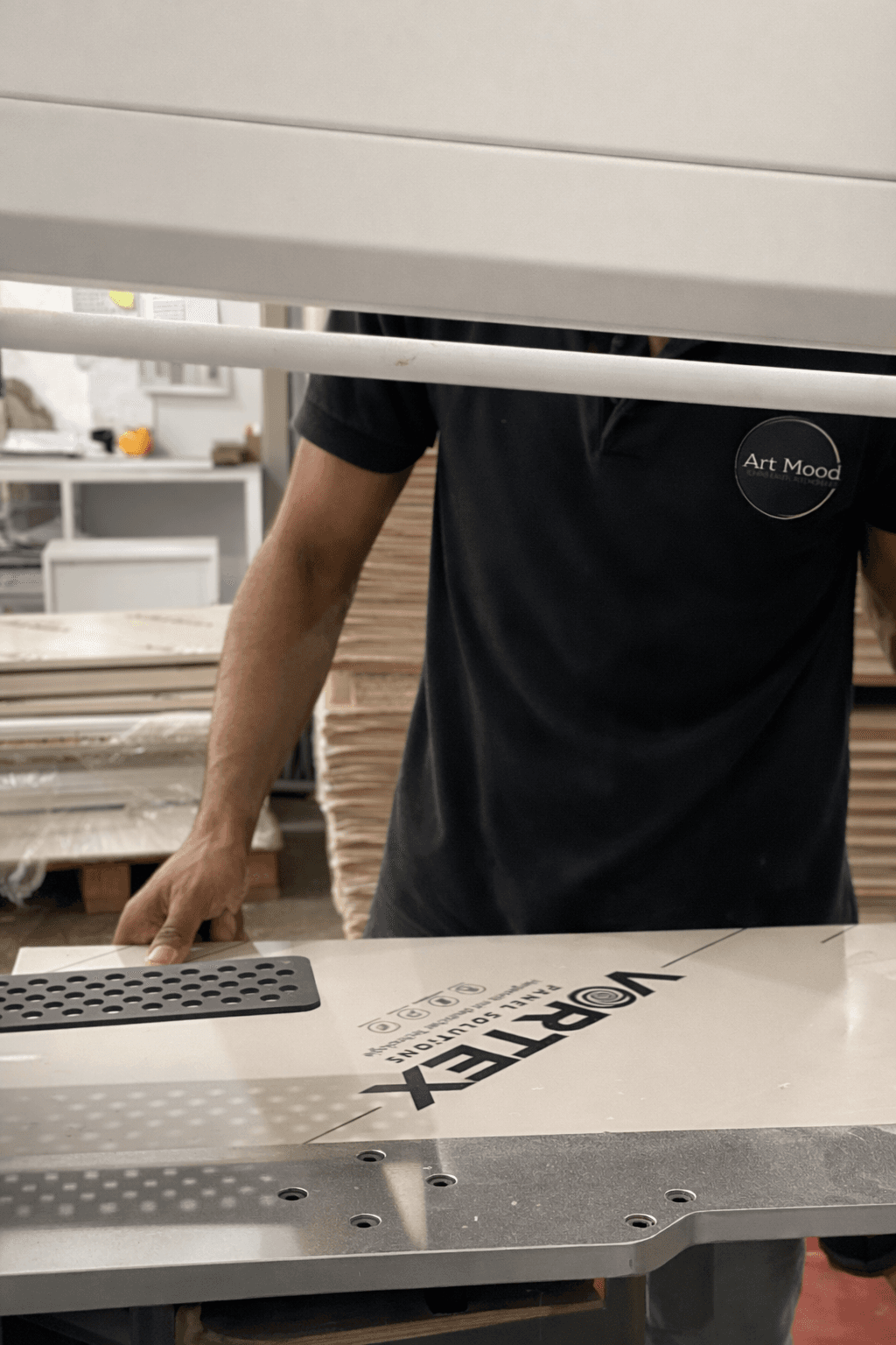 Technicien ArtMood opérant la plaqueuse de chants