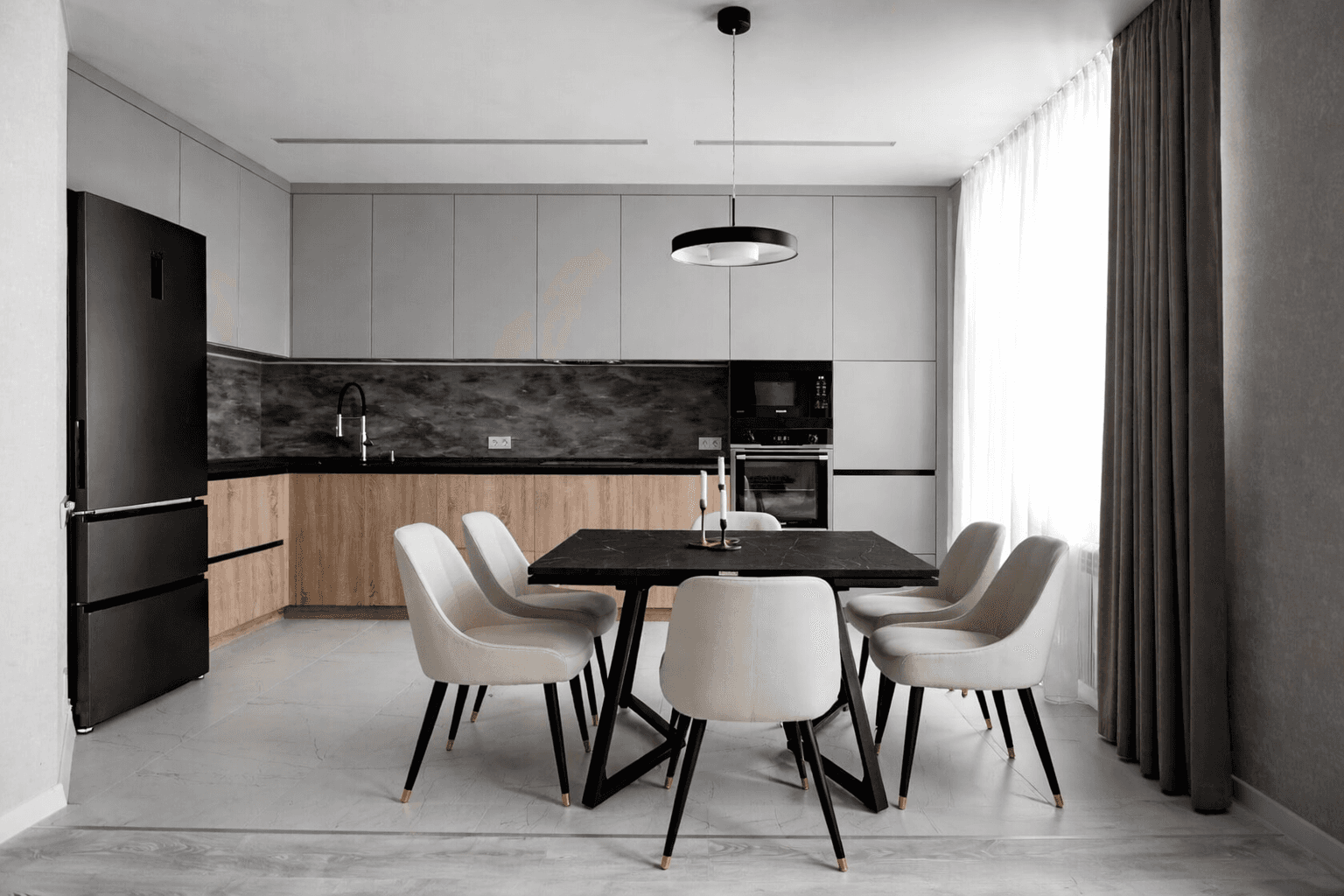 Cuisine équipée sombre avec coin repas