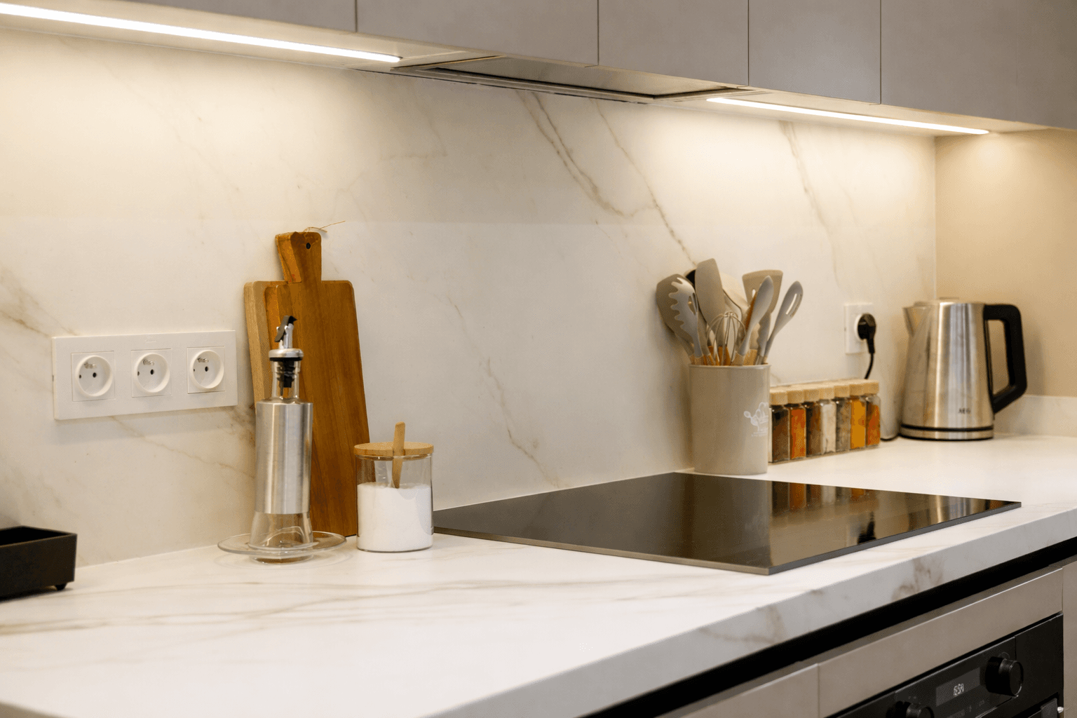 Détail plan de travail marbre cuisine équipée