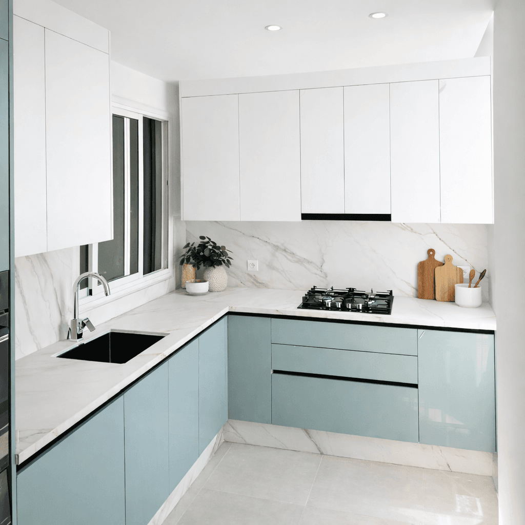 Cuisine équipée moderne bleue avec crédence marbre