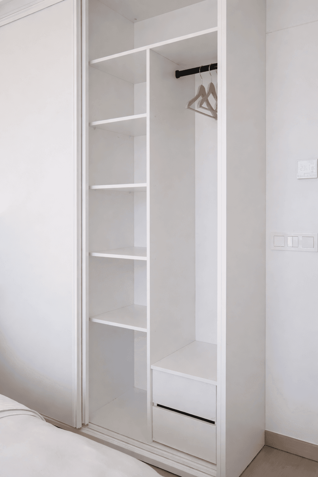 Placard blanc penderie ouverte