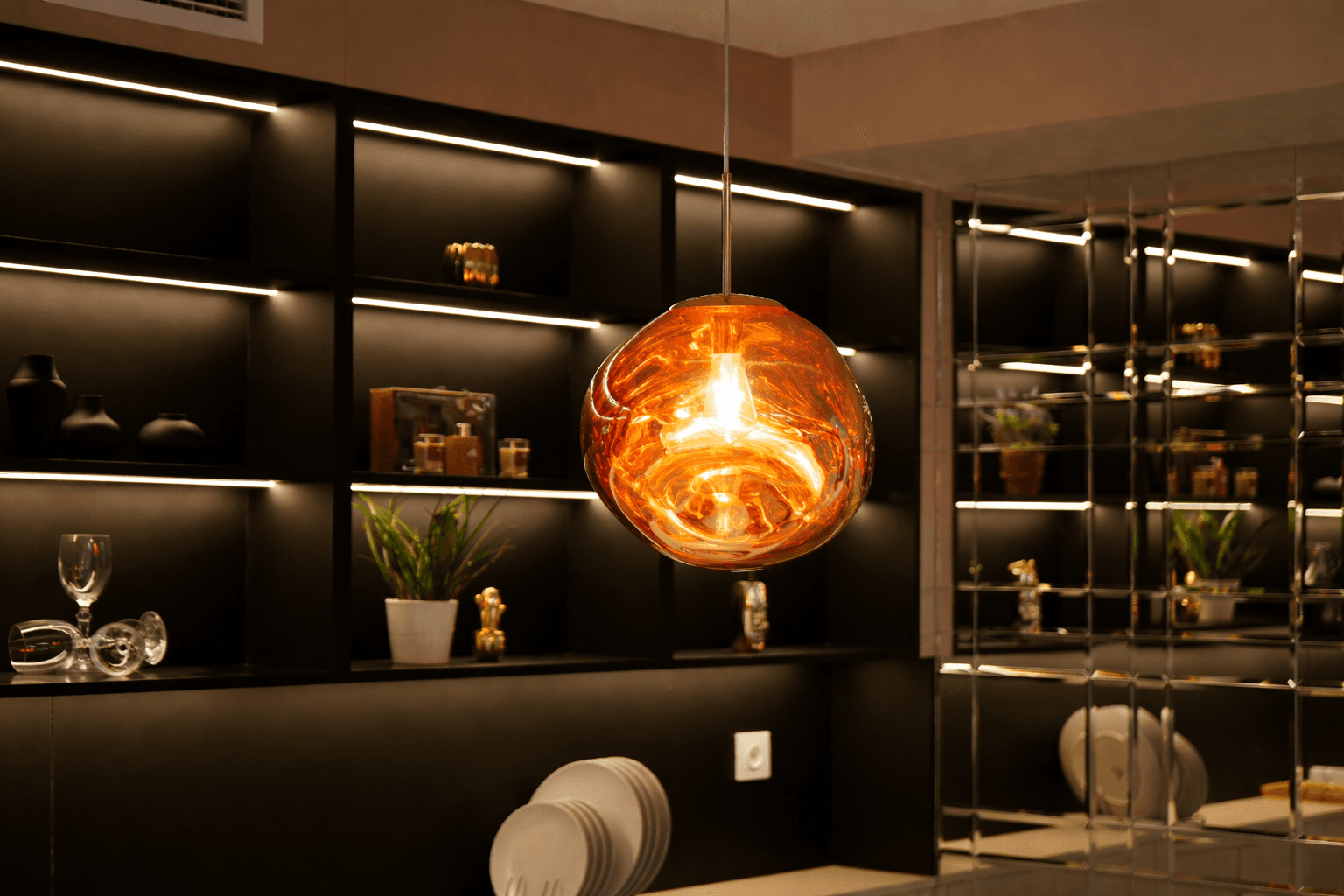 Showroom — bibliothèque et luminaire
