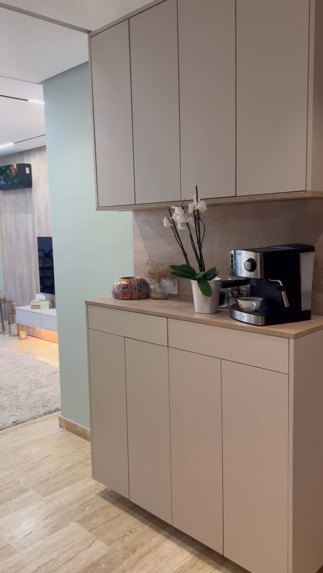 Rangement de couloir avec salon en arrière-plan — chantier ArtMood