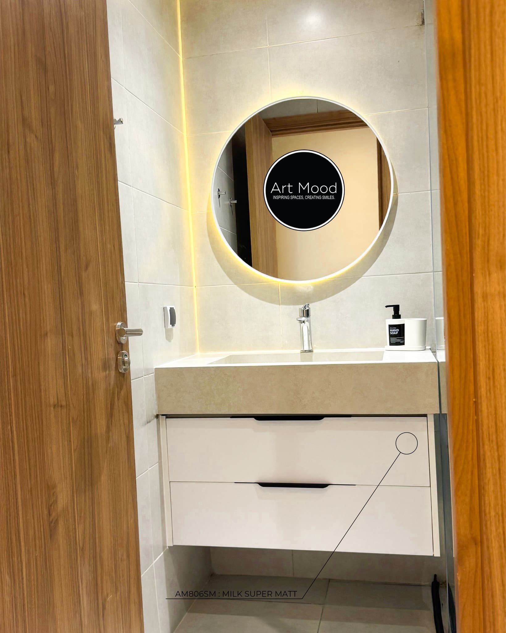 Meuble vasque avec miroir LED rond, finition marbre — chantier ArtMood