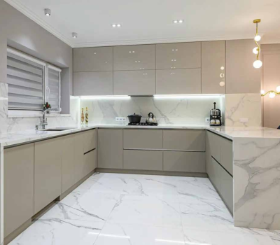 Design d’une belle cuisine d’angle dans un style moderne: options de décoration et de disposition